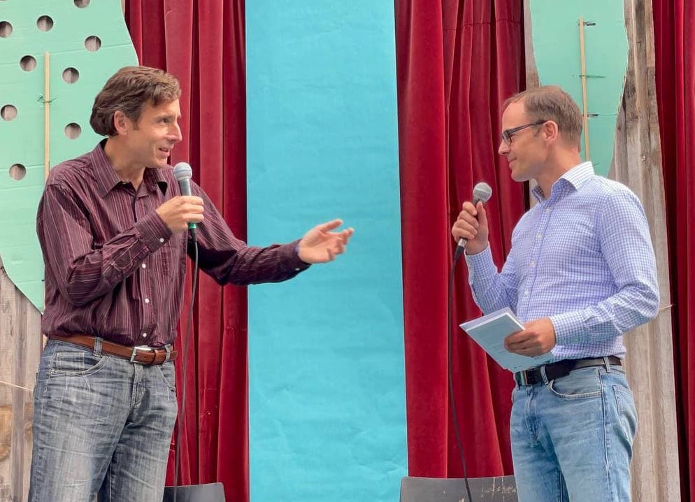 Wolfgang Oels in Gespräch mit Christian Welzbacher auf der Bühne im Monbijoutheater