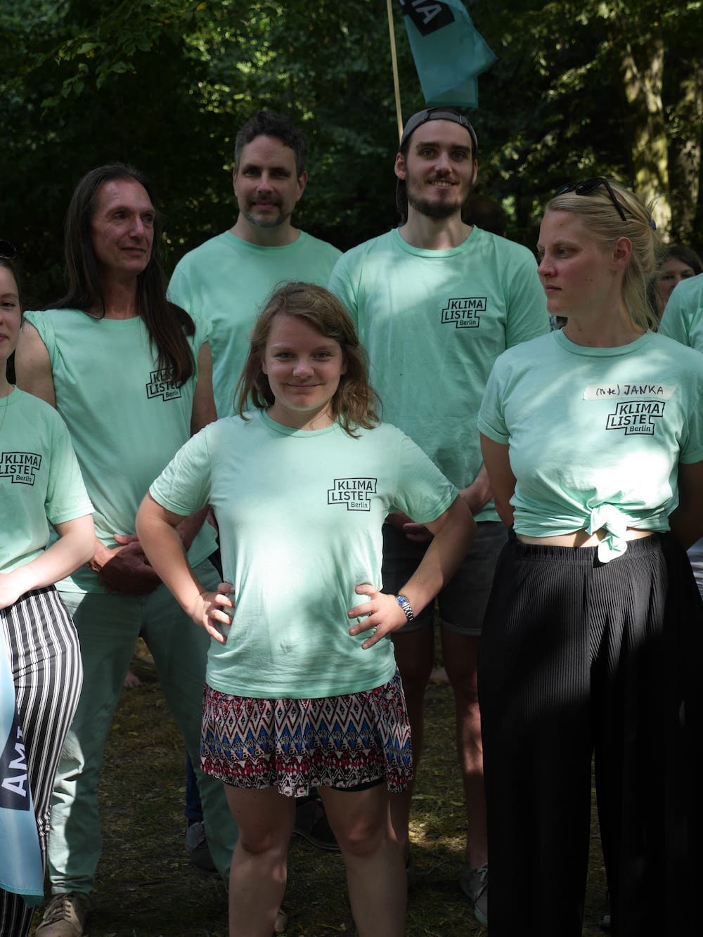 Marit in Klimalisten Shirt, selbstsicher mit Parteikolleginnen.