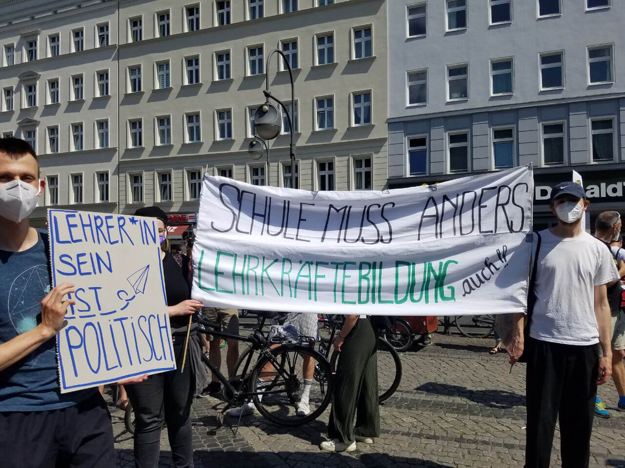 Schule Muss Anders Demo - Menschen halten ein Banner hoch