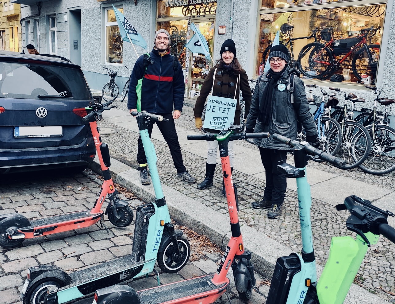 E-Scooter stehen auf einer ehemaligen KFZ-Lagerfläche im öffentlichen Berliner Straßenraum. Das ist gesetzeskonform und seit 01.01.2023 auch kostenfrei gemäß der landesweiten Park-Gebührenordnung.